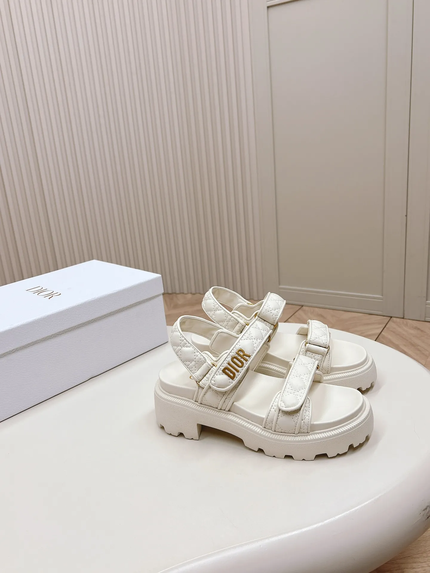 👟👟Ex-factory price 520👟👟 2024Dior Classic Velcro high-heeled sandals and slippers series original replica high version super durable and versatile style very comfortable on the foot, slim and tall, original leather upper, original d hardware buckle, original TPU outsole Heel height is about cm Size: 35-42